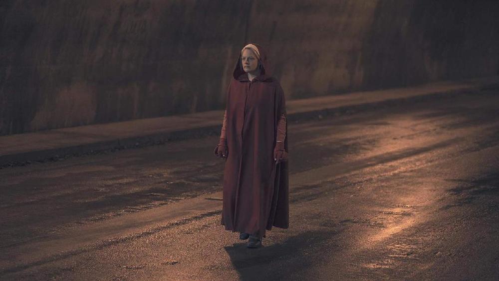 الیزابت ماس در نمایی از قسمت 13 فصل دوم «سرگذشت ندیمه»(The Handmaid's Tale)